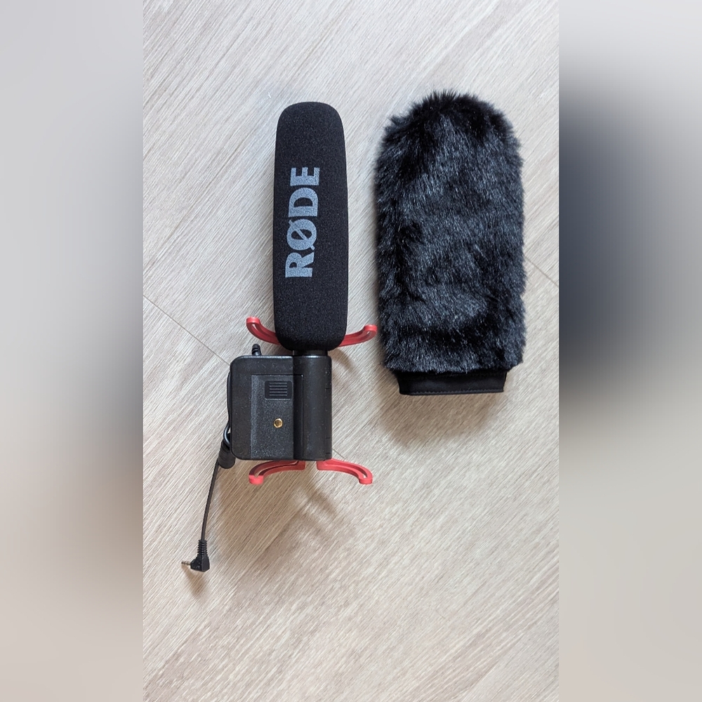 RØDE Camera-Mount Shotgun Microphone with Windshield